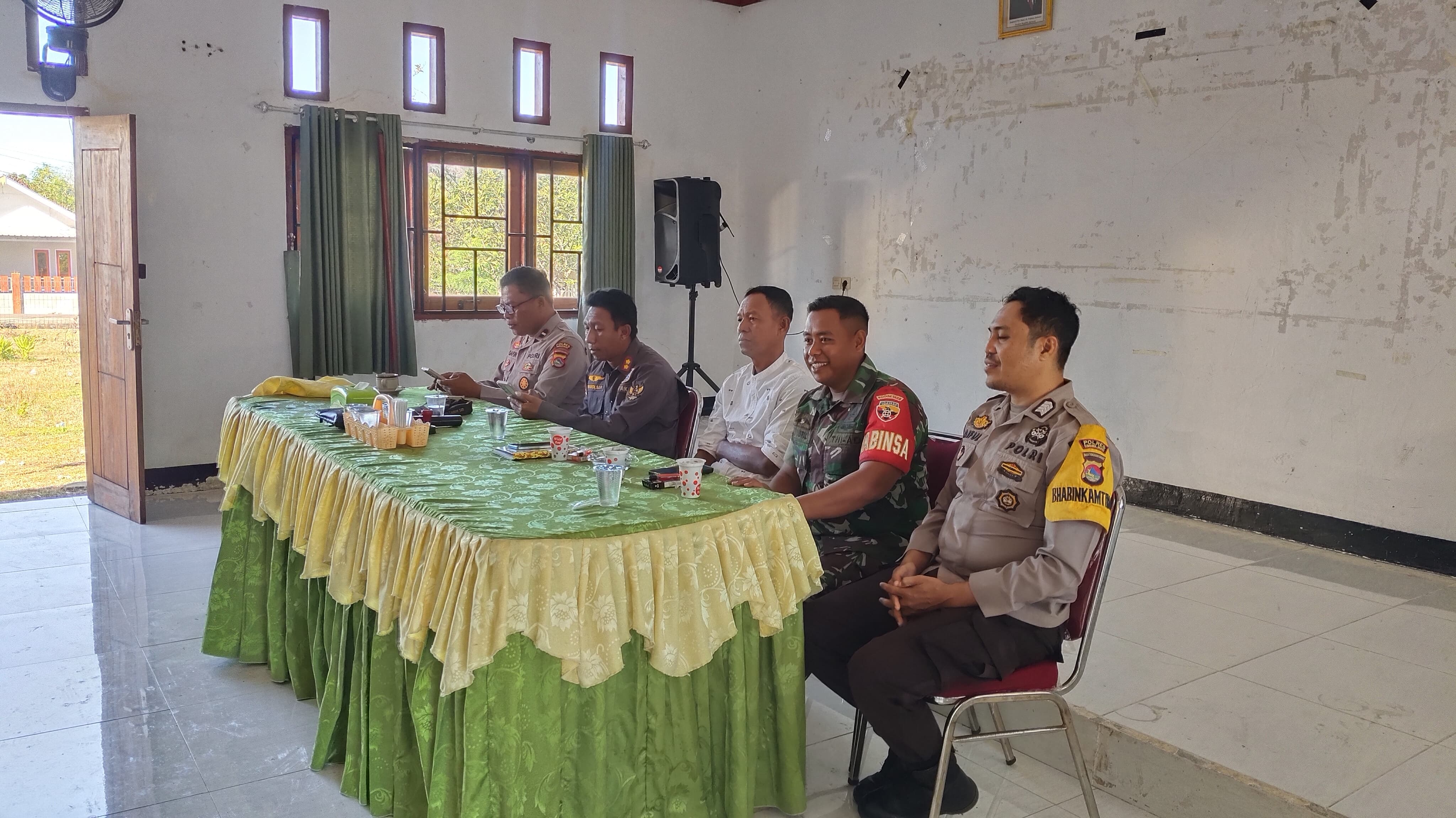 Babinsa Desa Tambak Sari Hadiri Rapat Koordinasi Kamtibmas Bersama Aparat dan Warga