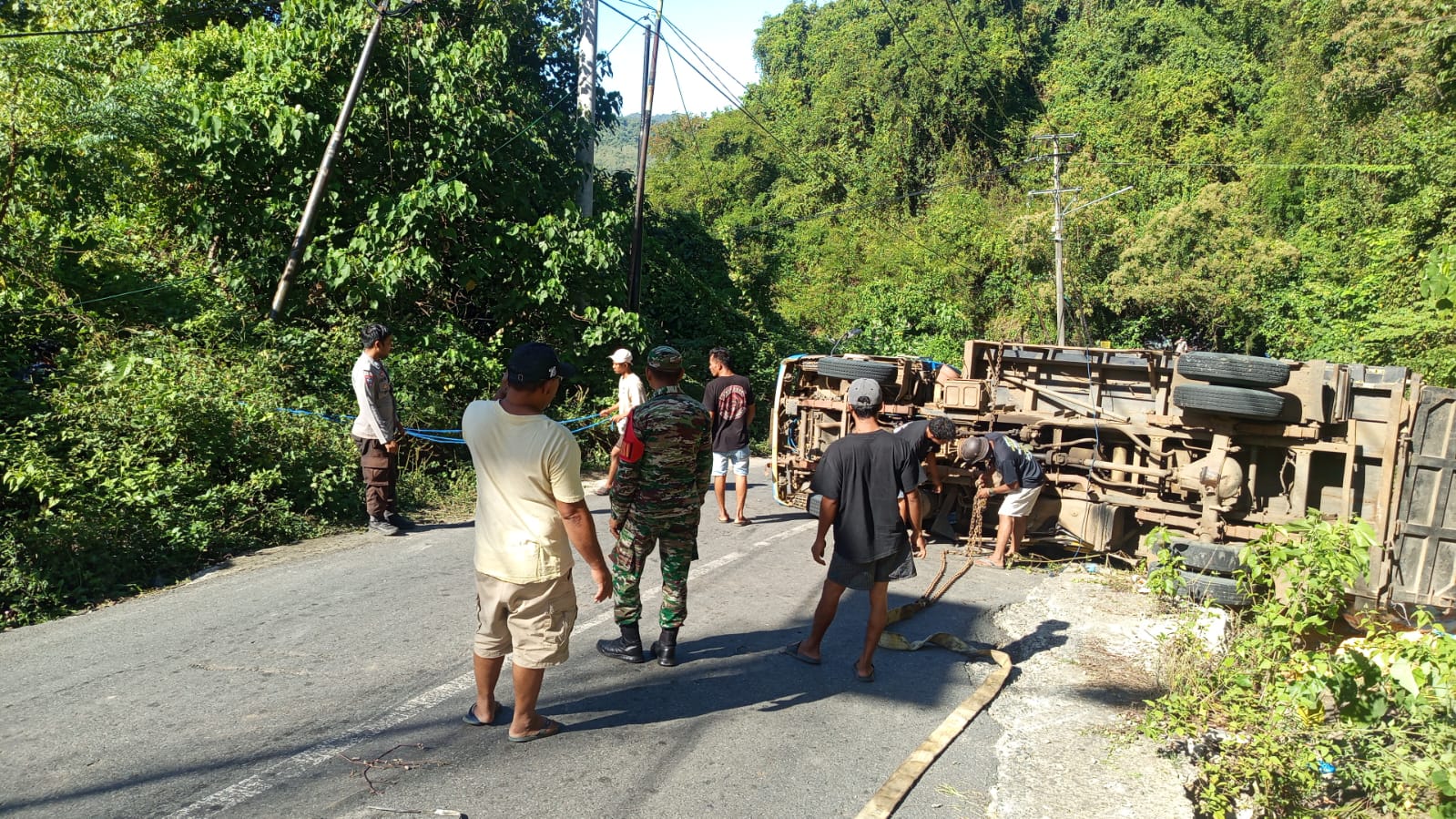 Truk Bermuatan Jagung Terguling di Jalan Trans Sekongkang, Babinsa dan Polsek Sigap Lakukan Evakuasi