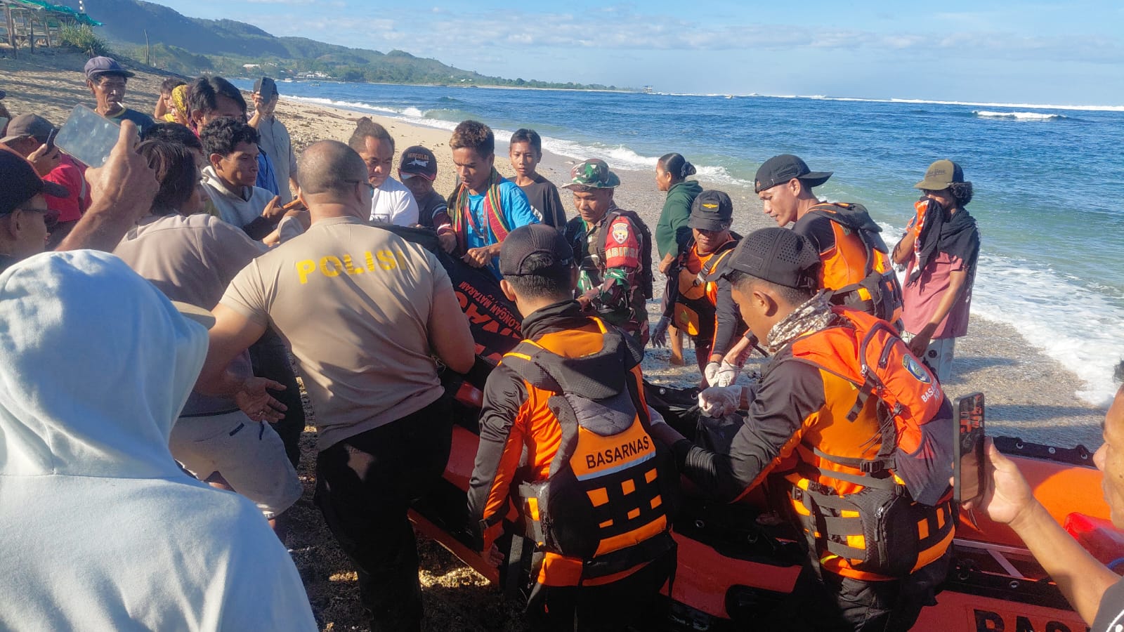Aksi Sigap Serka Ruslan Saat Evakuasi Korban Tenggelam di Pantai Lakey Hu’u