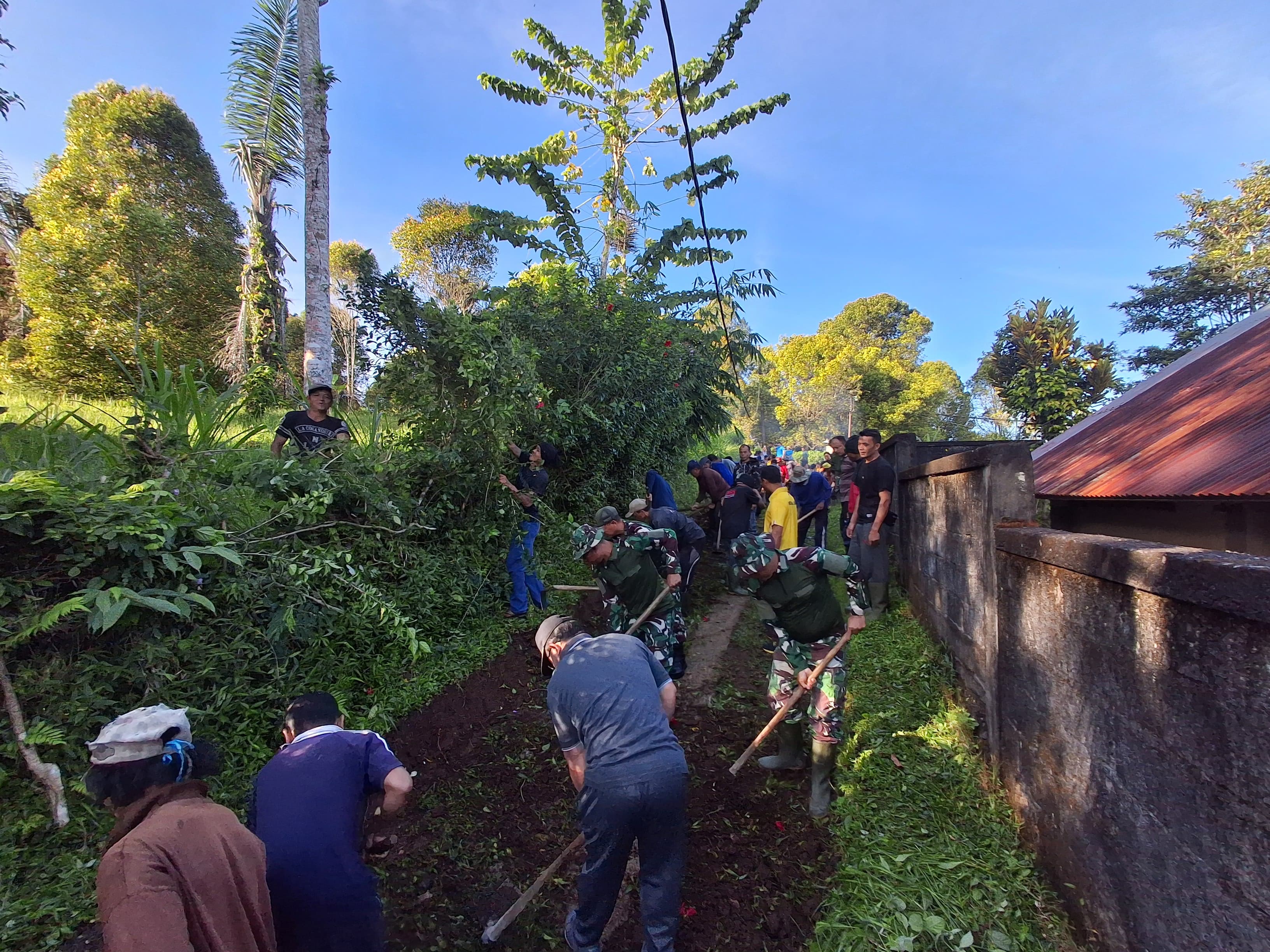Babinsa Pedawa Bersama Warga Gelar Aksi Bersih Jalan Desa di Dusun Insakan