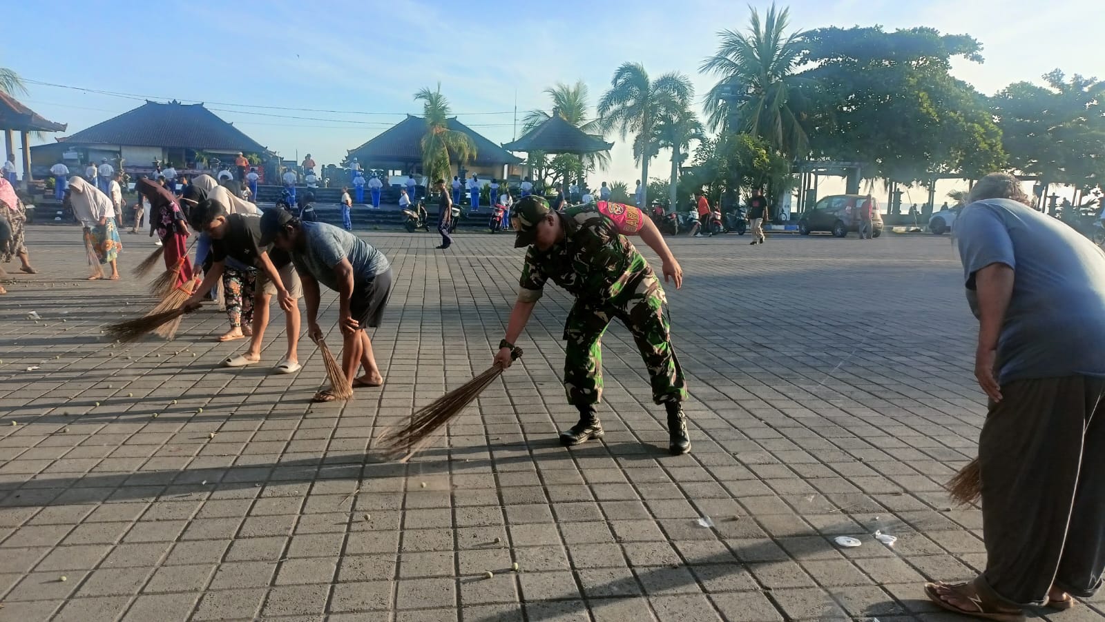 Sinergi Babinsa dan Warga Kampung Bugis Wujudkan Pantai Bersih di Eks Pelabuhan Buleleng