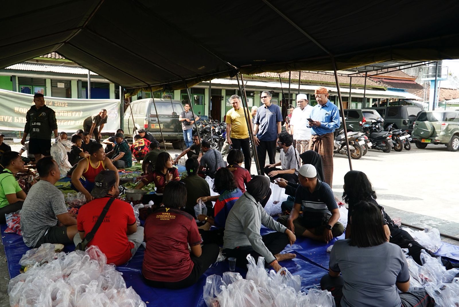 Dandim Jembrana Letkol Inf Sy. Gafur Thalib Serahkan Paket Kurban 2 Kg untuk Prajurit dan Warga Sekitar