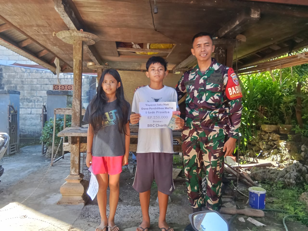 Senyum Bahagia, Empat Anak Asuh Yayasan Satu Hati Bali Di Nusa Penida Terima Bantuan Dana Pendidikan