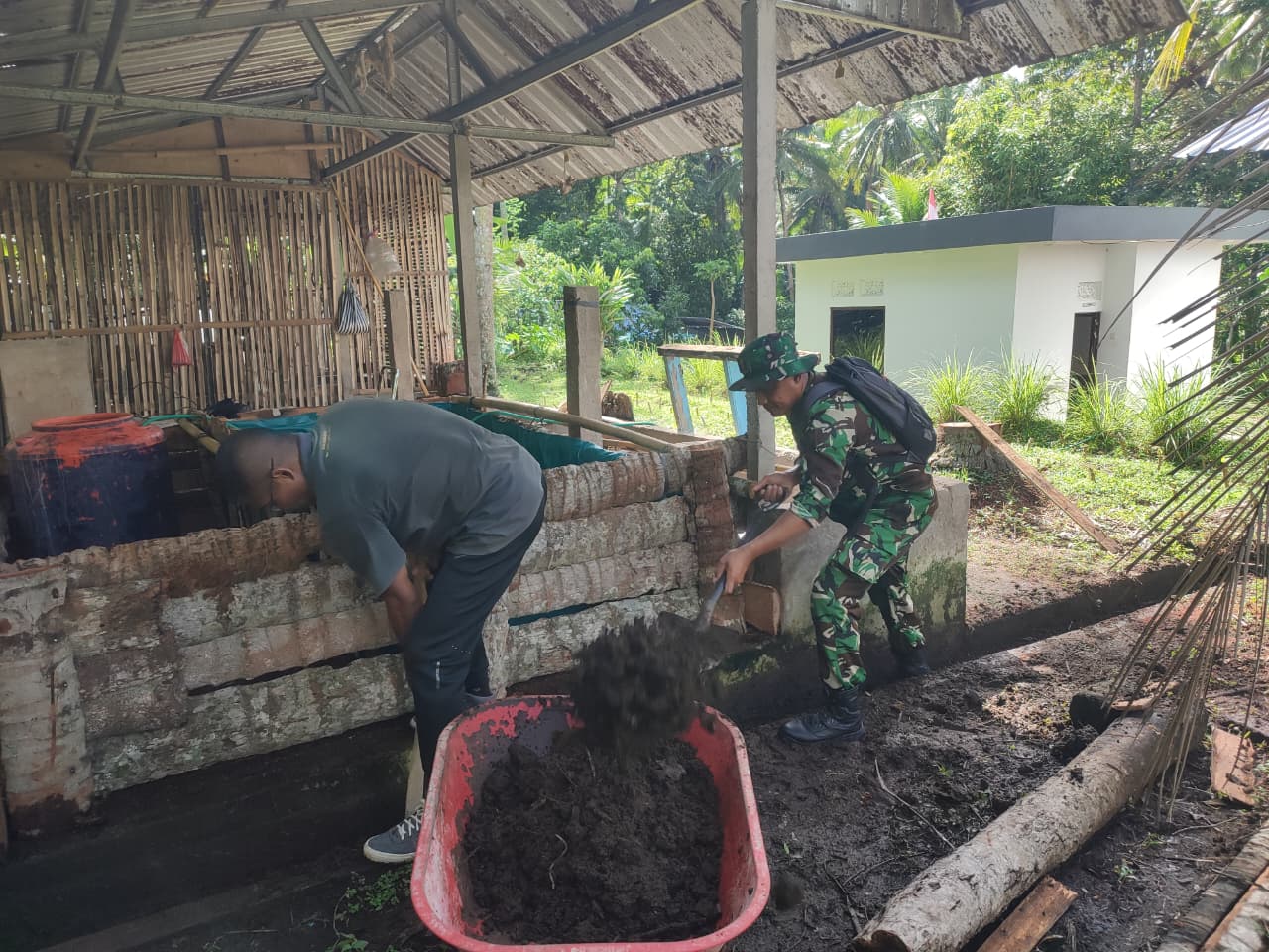 Wujudkan Lingkungan Bersih, Babinsa Pelopori Gotong Royong Di Dawan Kaler