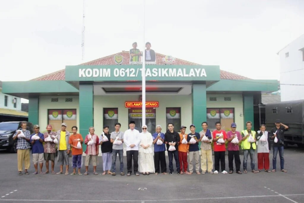 Senyum Tulus dan Syukur Warga Menerima Daging Kurban Kodim 0612/Tasikmalaya