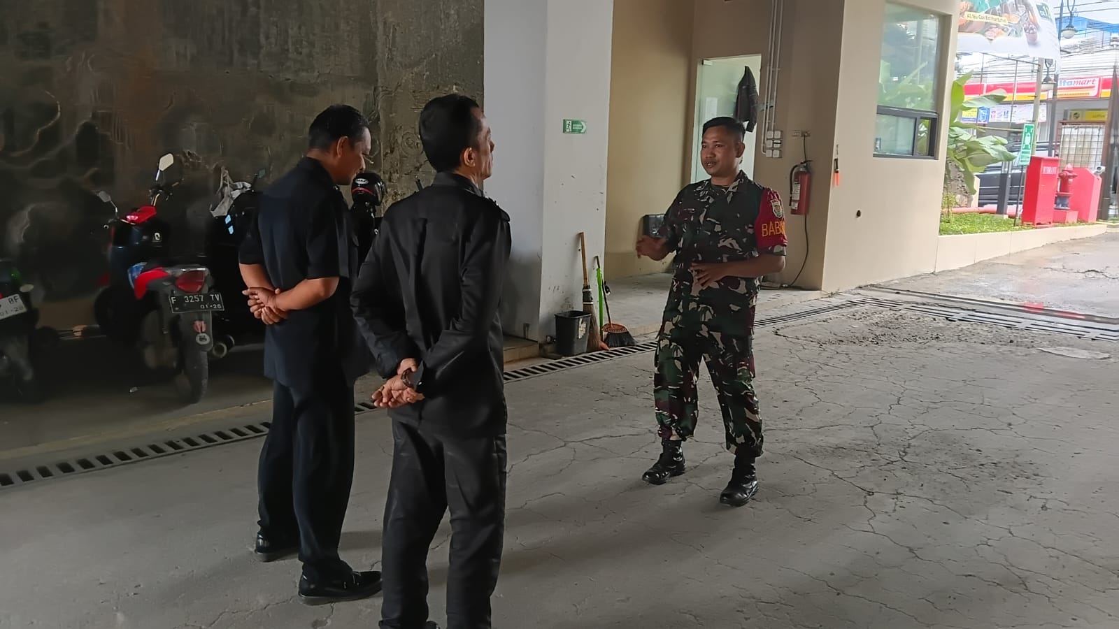 Babinsa Koramil 0607-06/Gunungpuyuh Laksanakan Bintahwil Bersama Security Hotel Permata Hijau