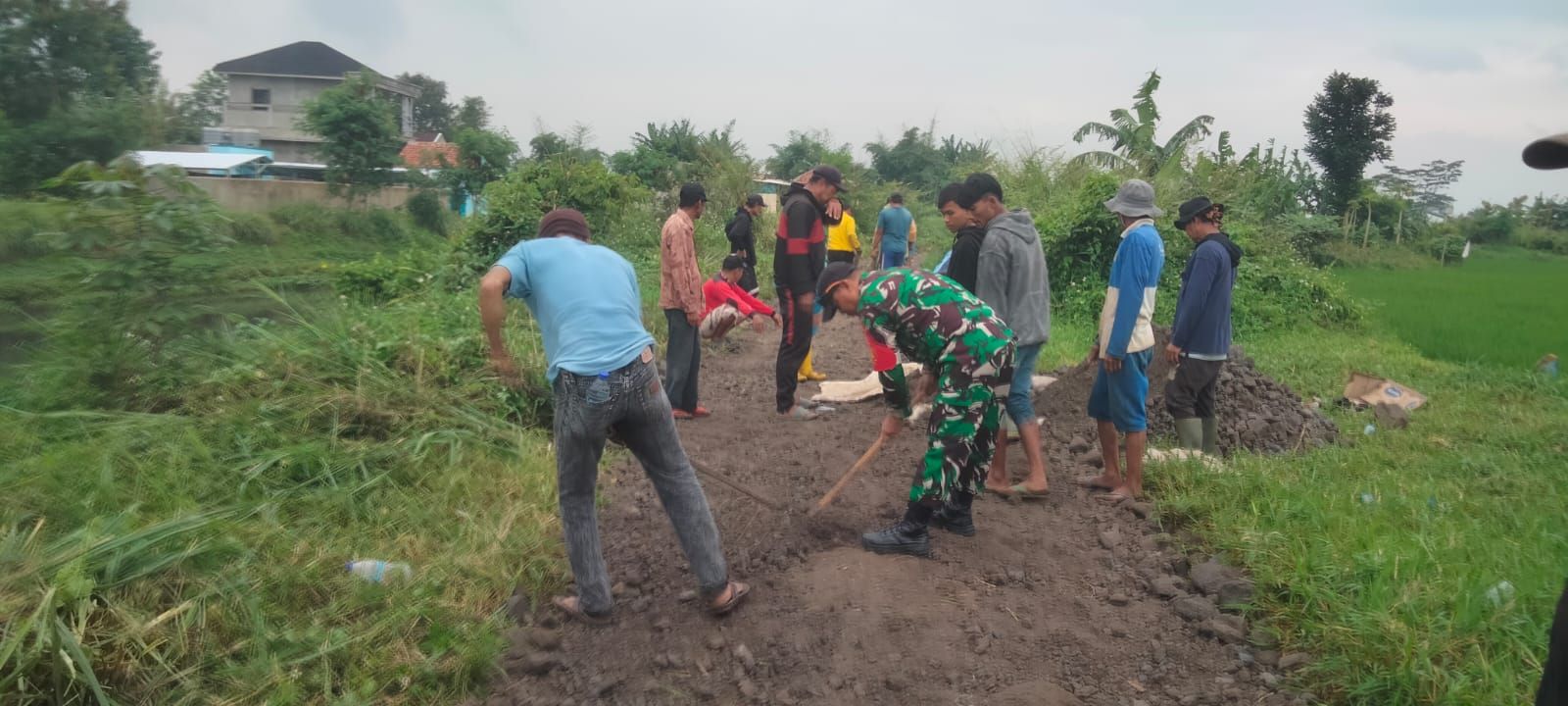 Kerja Bakti sebagai Sarana Babinsa peduli Kondisi Lingkungan