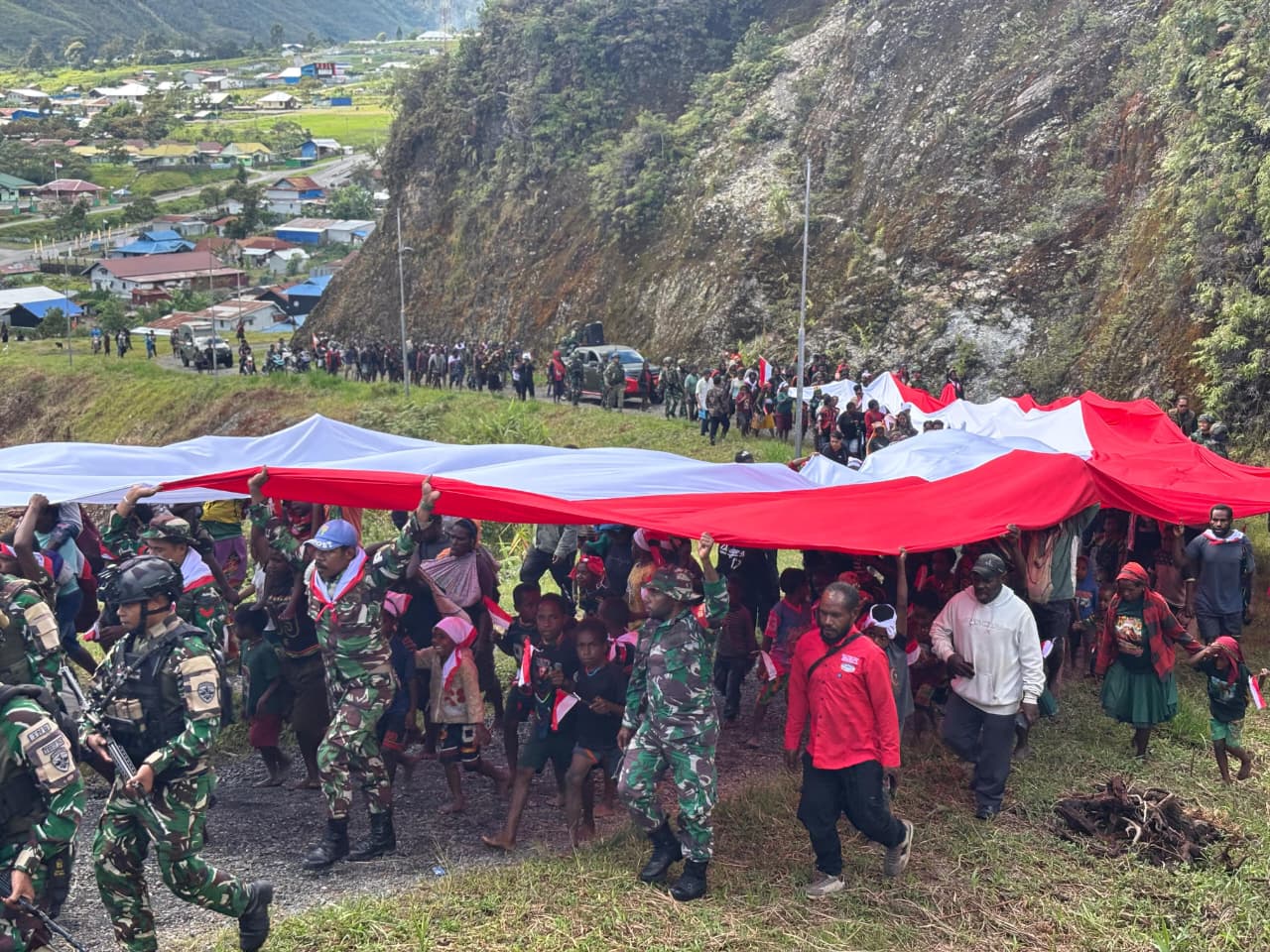 Kirab Merah Putih di Puncak Jaya Bergema, Satgas Yonif 743/PSY Perkuat Semangat Persatuan dan Nilai Pancasila
