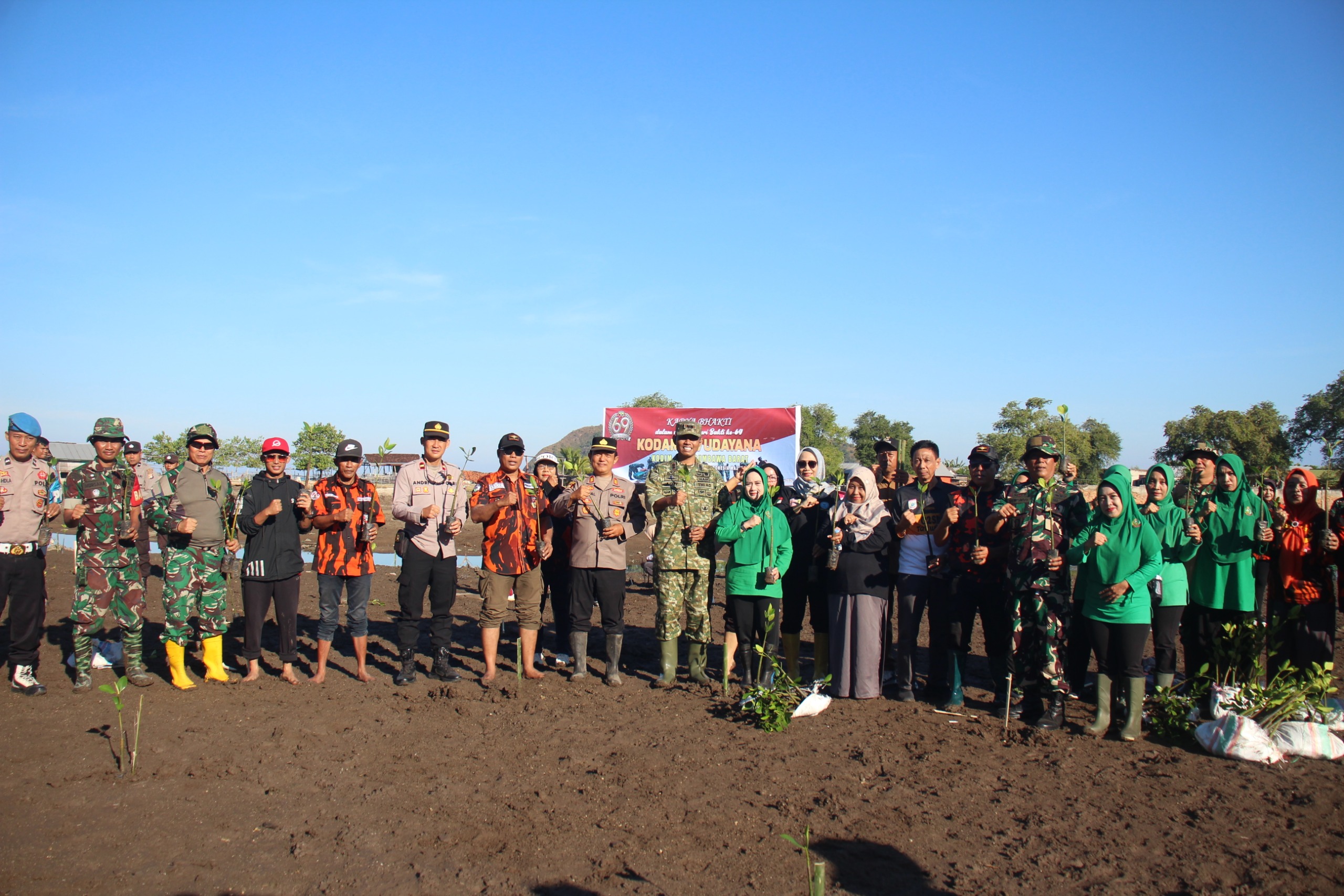 Hijaukan Pesisir KSB, Dandim 1628/Sumbawa Barat Pimpin Aksi Tanam Ribuan Mangrove