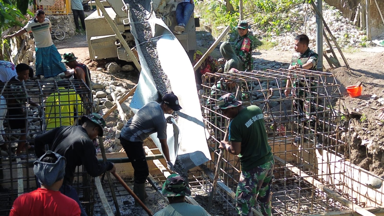 Progres Capai 30 Persen, Pembangunan Jembatan Garuda Merah Putih Terus Dikebut Kodim 1614/Dompu Bersama Warga