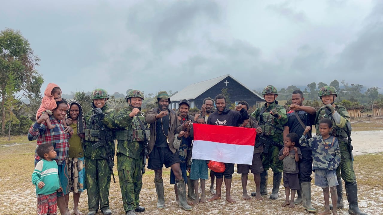 Sentuhan Humanis di Jantung Papua Pegunungan, Satgas Yonif 742/SWY dan Jemaat Karipura Kibarkan Merah Putih