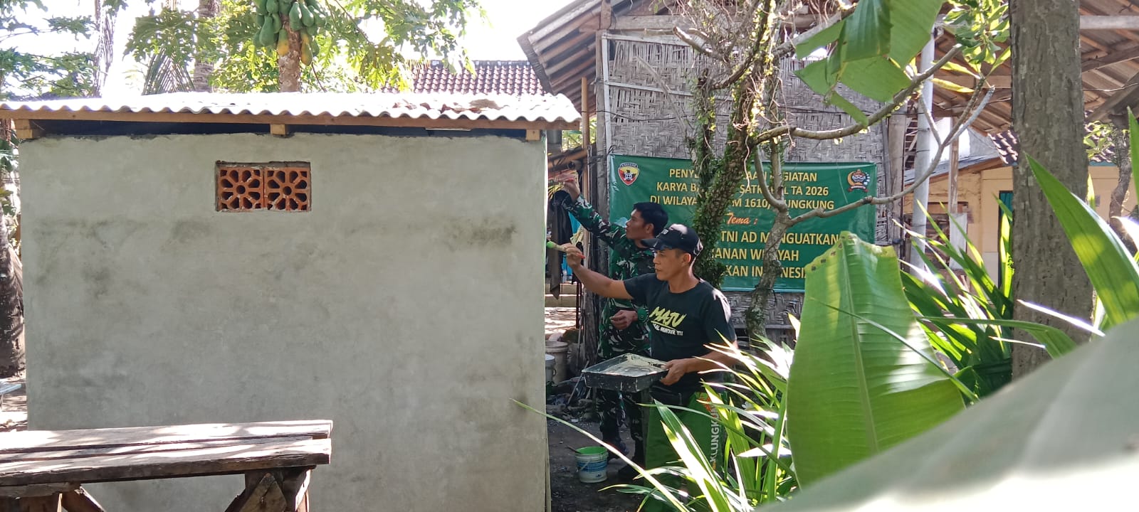 Prajurit Kodim Klungkung Terus Gempur Rehab Jamban Sehat Di Dusun Kaoripan Kangin