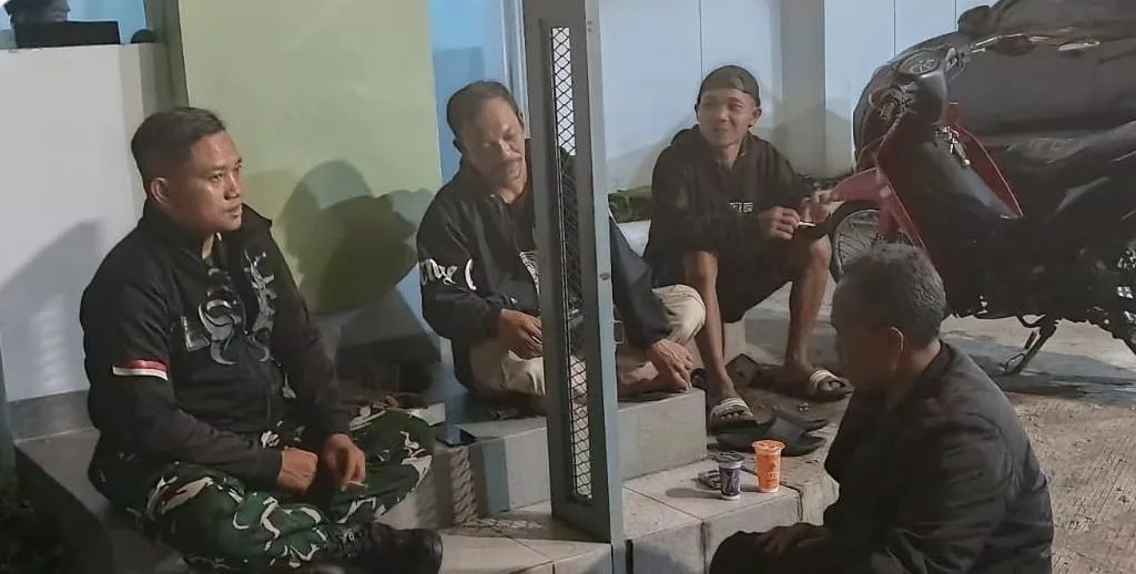 Babinsa Gunung Puyuh Intensifkan Komsos dan Patroli Malam, Ajak Warga Jaga Kamtibmas