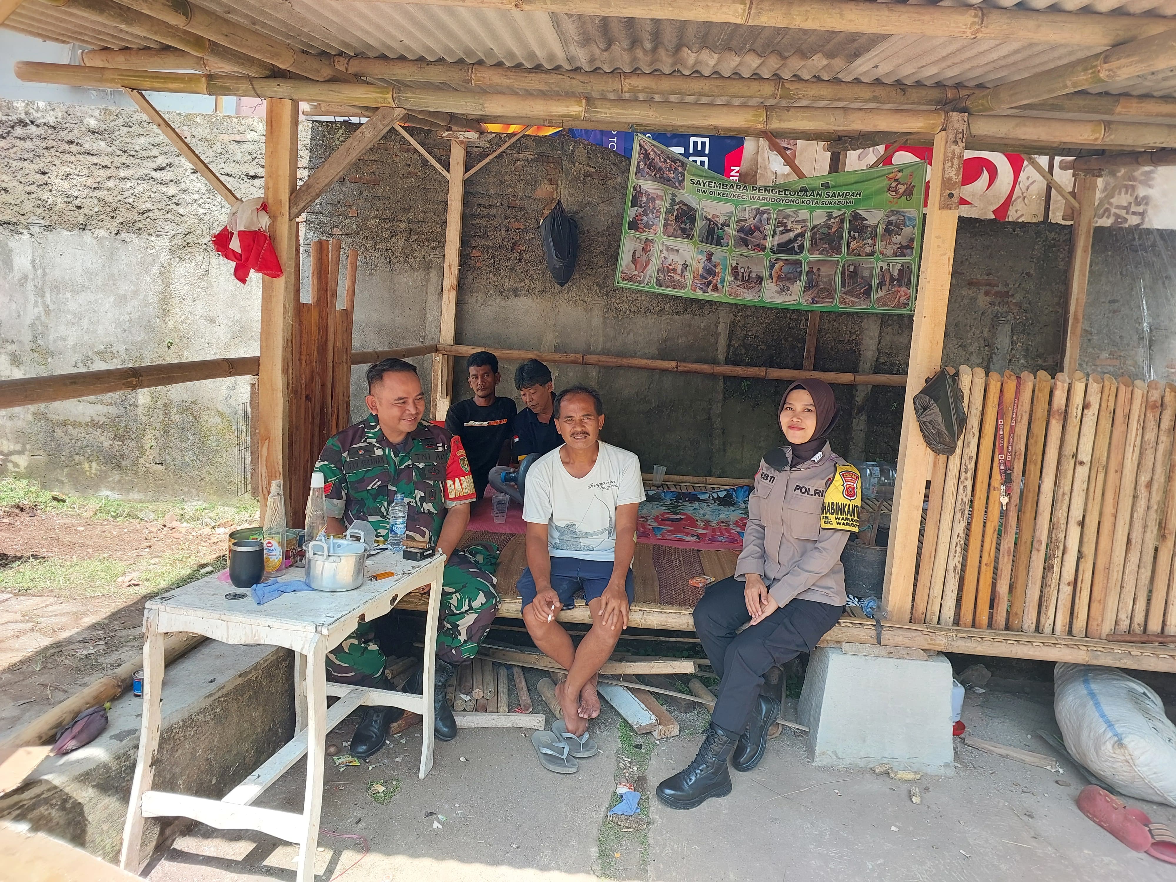 Babinsa Kelurahan Warudoyong Komsos Bersama Tomas dan Bhabinkamtibmas Bahas Kamtibmas Lingkungan