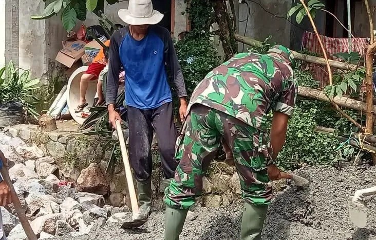 Babinsa Koramil 2202/Palabuhanratu Gotong Royong Pengecoran Jalan Desa Cidadap