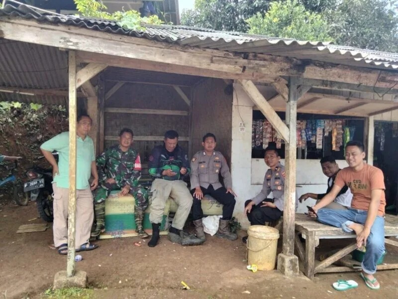 Babinsa Koramil 2207/Jampangtengah Laksanakan Komsos Bersama Warga Desa Bojongjengkol