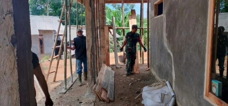 Babinsa Koramil 2209/Lengkong Bersama Warga Laksanakan Karya Bakti Renovasi Masjid di Desa Langkapjaya