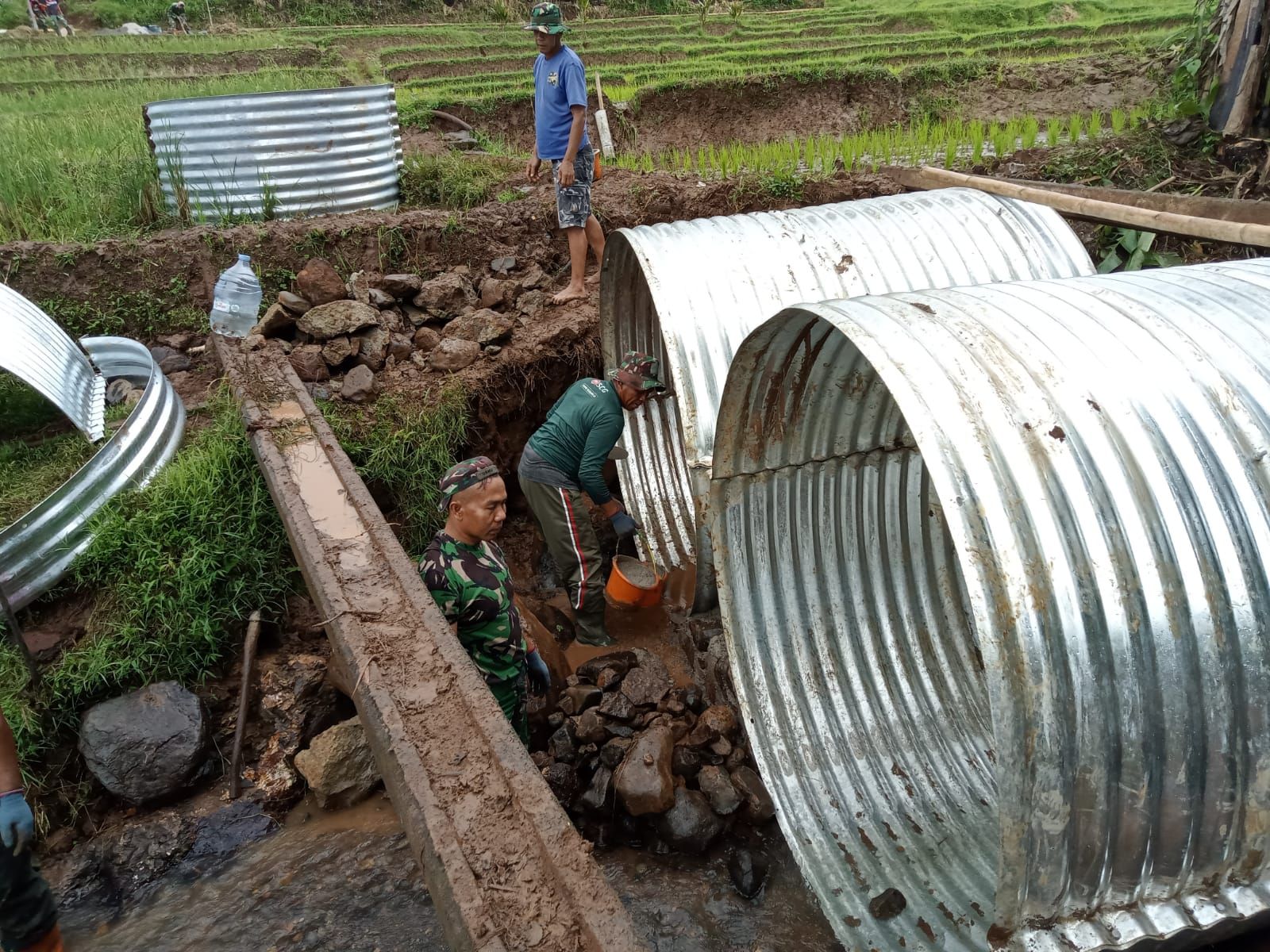 Anggota Koramil 2402/Cicalengka Bergotong Royong Bersama Warga Masyarakat Membuat Jembatan Aramco