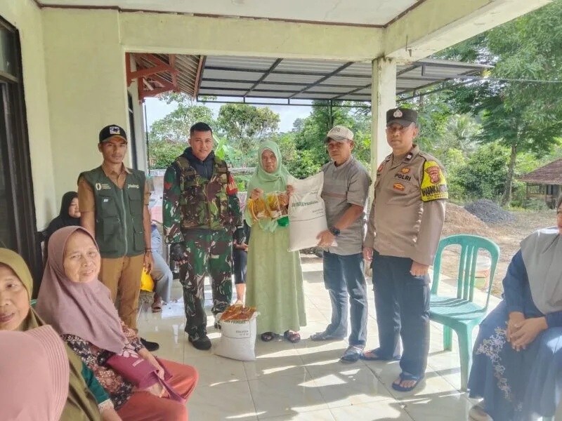 Babinsa Koramil 2214/Surade Dampingi Penyaluran BPNT di Desa Waluran
