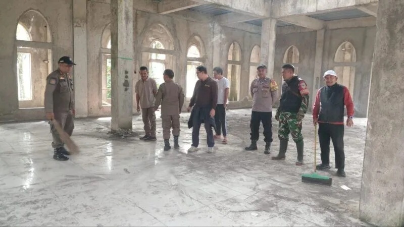 Babinsa Koramil 2208/Nyalindung Laksanakan Bakti Pembersihan Masjid di Desa Mekarsari