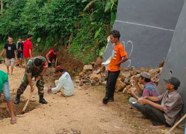 Babinsa Koramil 2206/Parakansalak Laksanakan Karbak Perbaikan Jalan di Desa Sukakersa