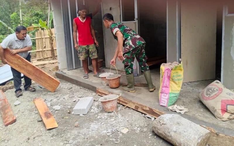 Babinsa Koramil 2202/Palabuhanratu Bantu Perbaikan WC Umum di Desa Tonjong