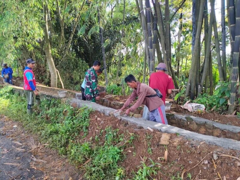 Babinsa Koramil 2213/Jampangkulon Bersama Warga Laksanakan Bakti Pembersihan Saluran Irigasi