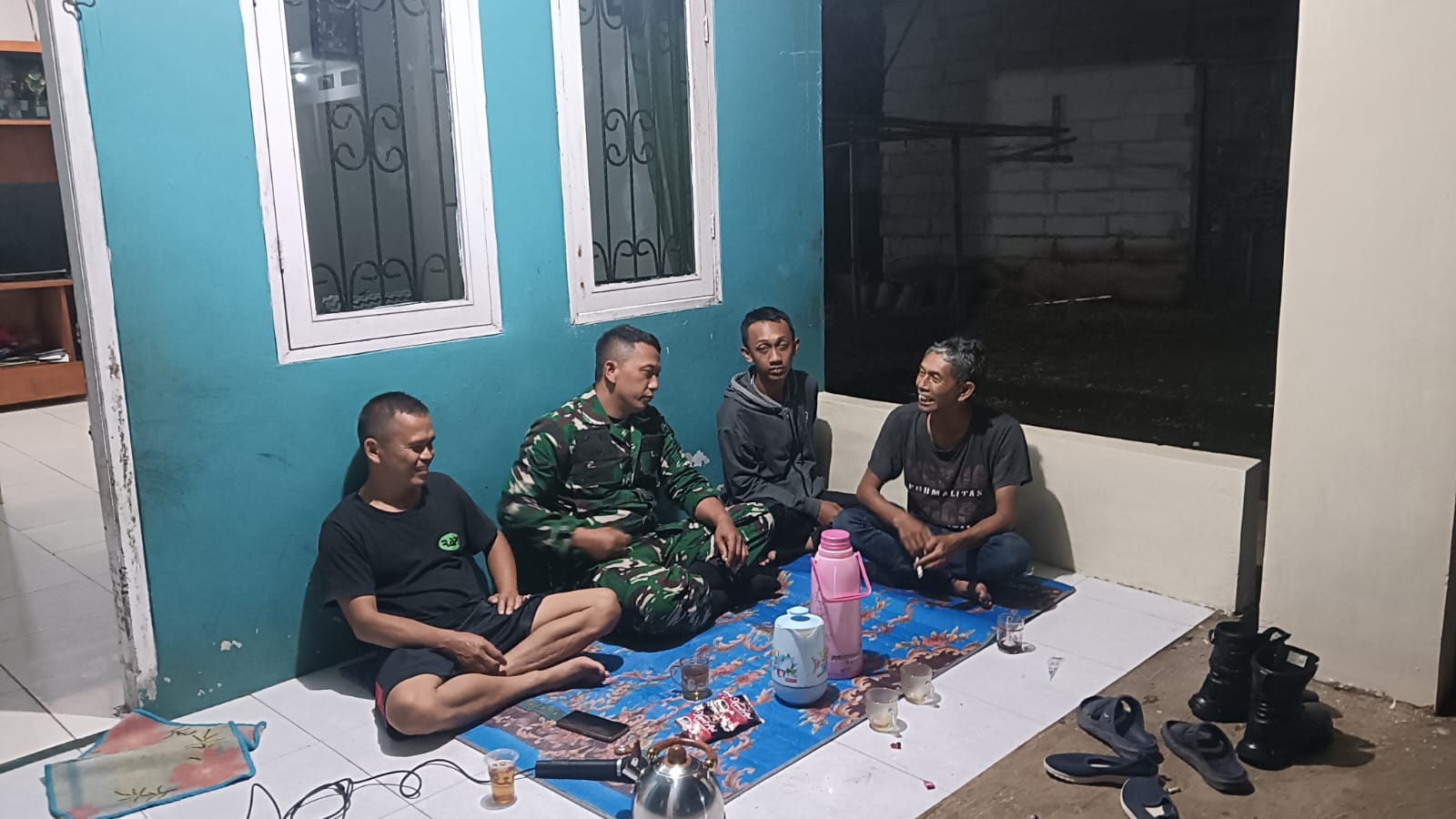 Babinsa Karangtengah, Koramil Gunung Puyuh Gelar Komsos dan Patroli Malam Bersama Warga
