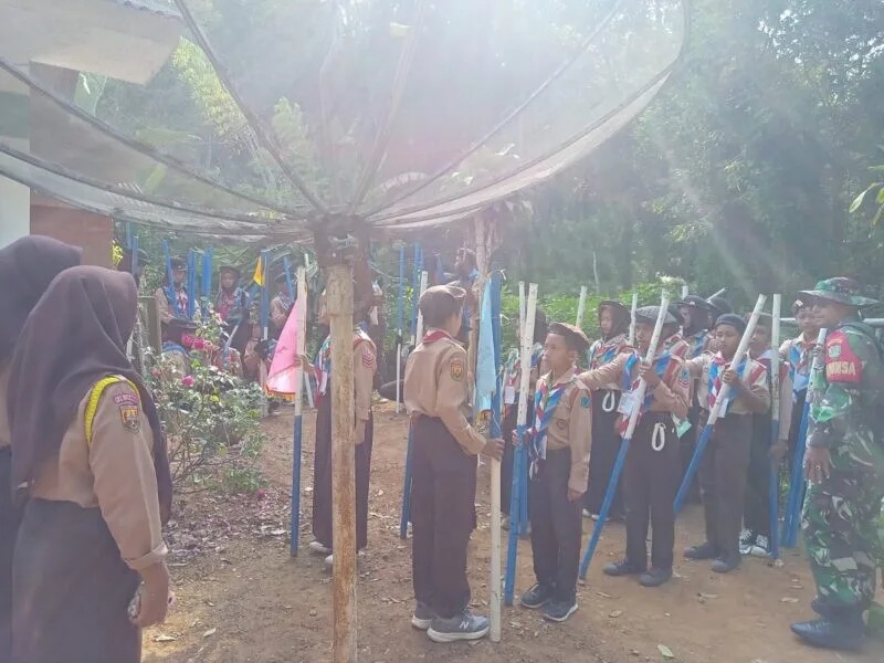 Babinsa Koramil 2215/Ciemas Berikan Pembinaan Pramuka di SMPN 1 Ciemas