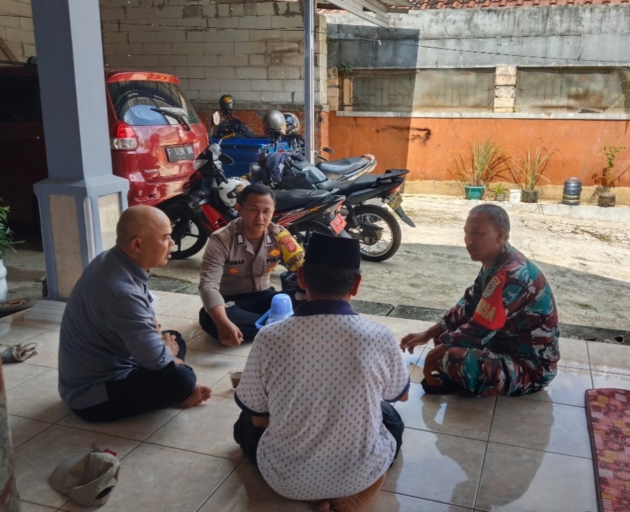 Babinsa Sriwedari,Koramil 0607-06/ Gunungpuyuh Perkuat Silaturahmi Lewat Komsos Bersama Warga