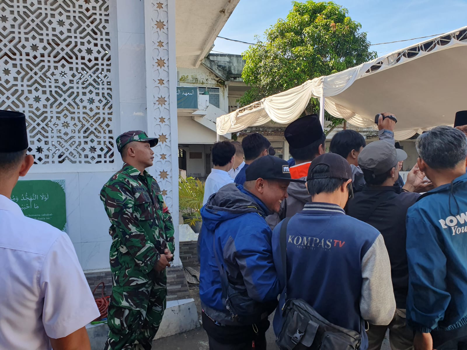Babinsa Sukakarya Pantau Penyerahan dan Penyembelihan Simbolis Hewan Kurban Bantuan Presiden RI di Ponpes Miftahusadah