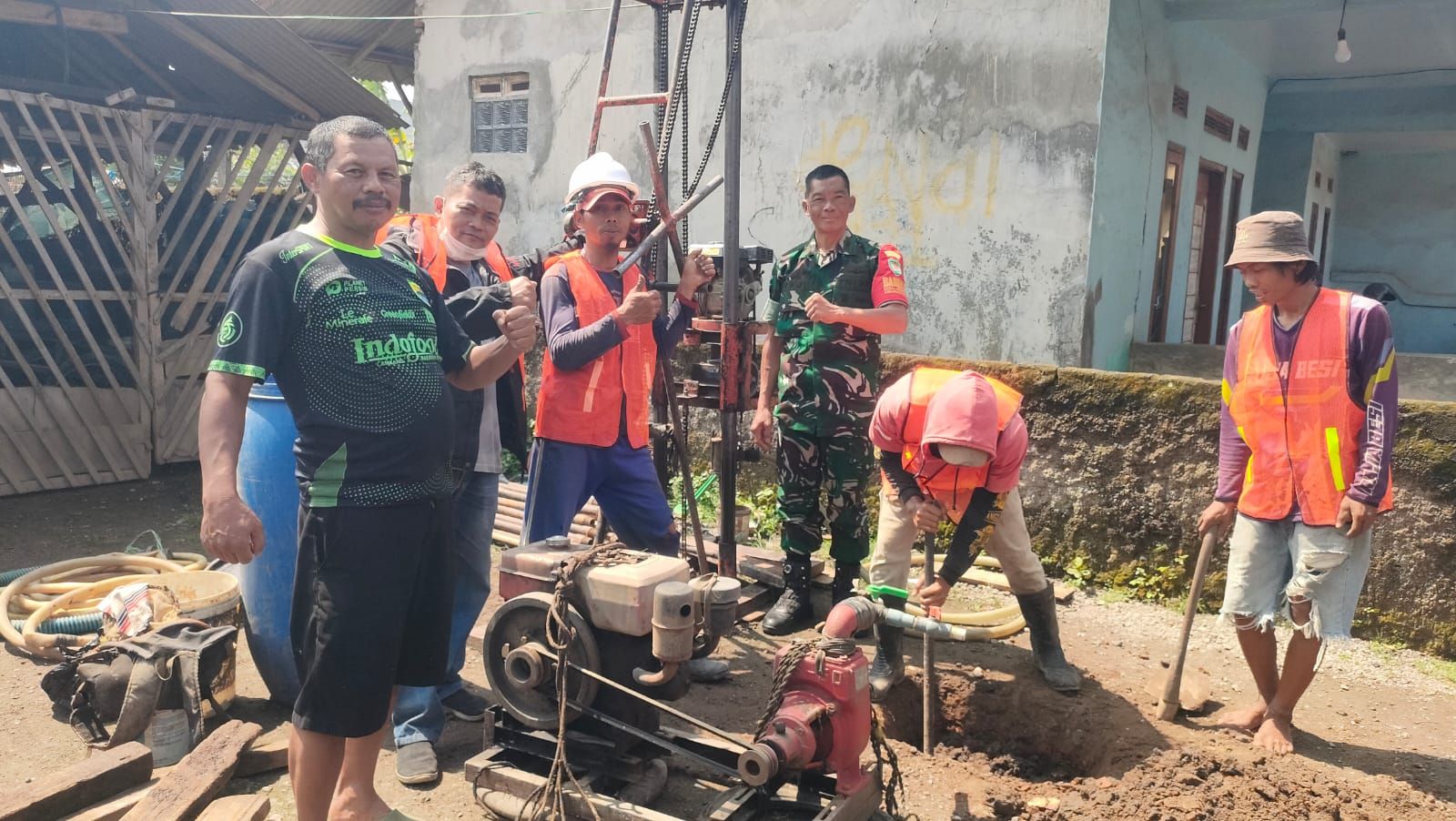 Babinsa Koramil 2401/Rancaekek Kodim 0624/Kab. Bandung Aktif Dampingi Pengeboran Sumur Dangkal di Desa Jelegong