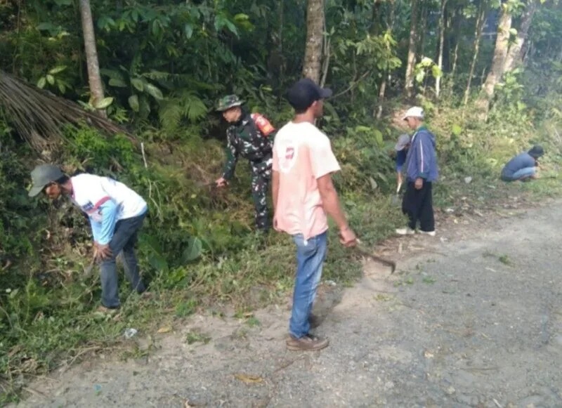 Babinsa Koramil 2209/Lengkong Bersama Warga Laksanakan Karya Bakti Pembersihan Jalan
