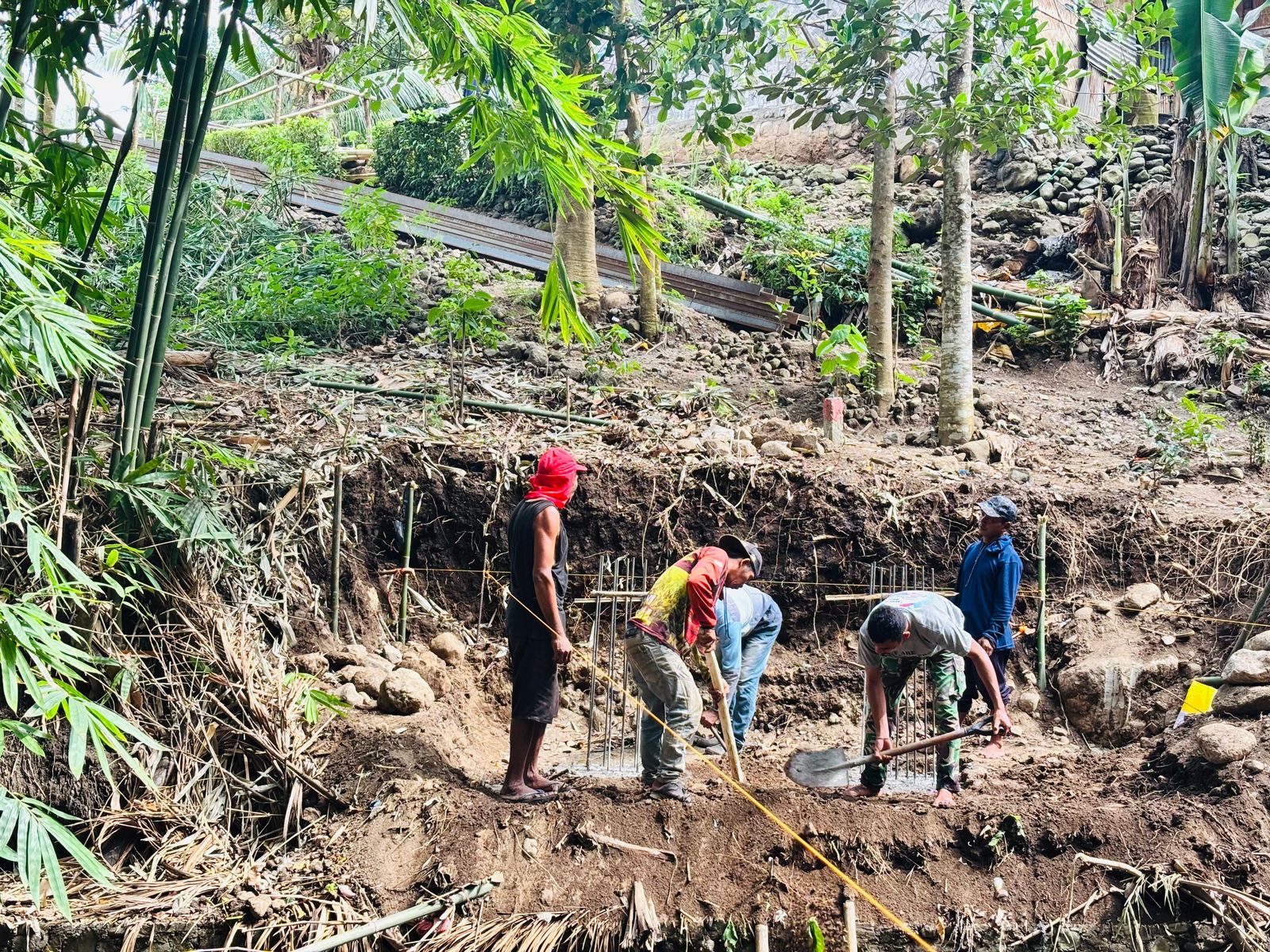 Gotong Royong TNI AD dan Warga Bangun Jembatan Penghubung Adang Buom–Motombang
