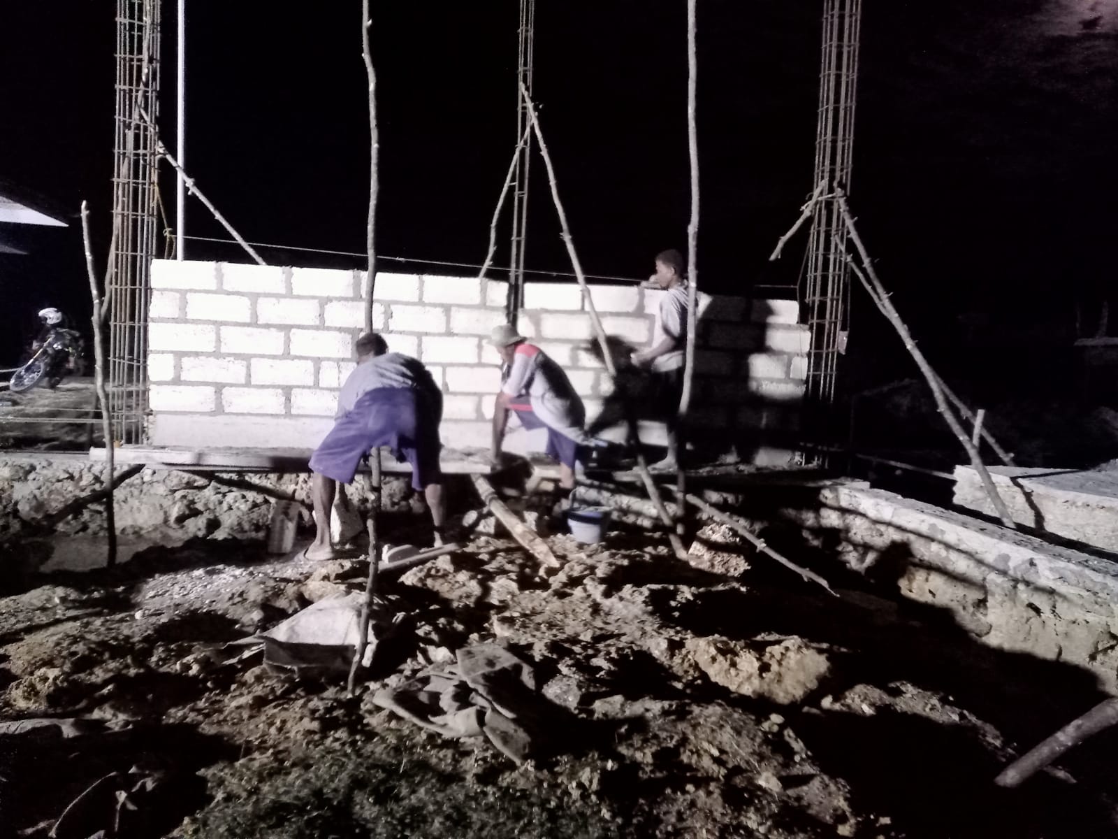 Pastikan Aman dan Tertib, Babinsa Pantau Pembangunan KDKMP Desa Temas Malam Hari