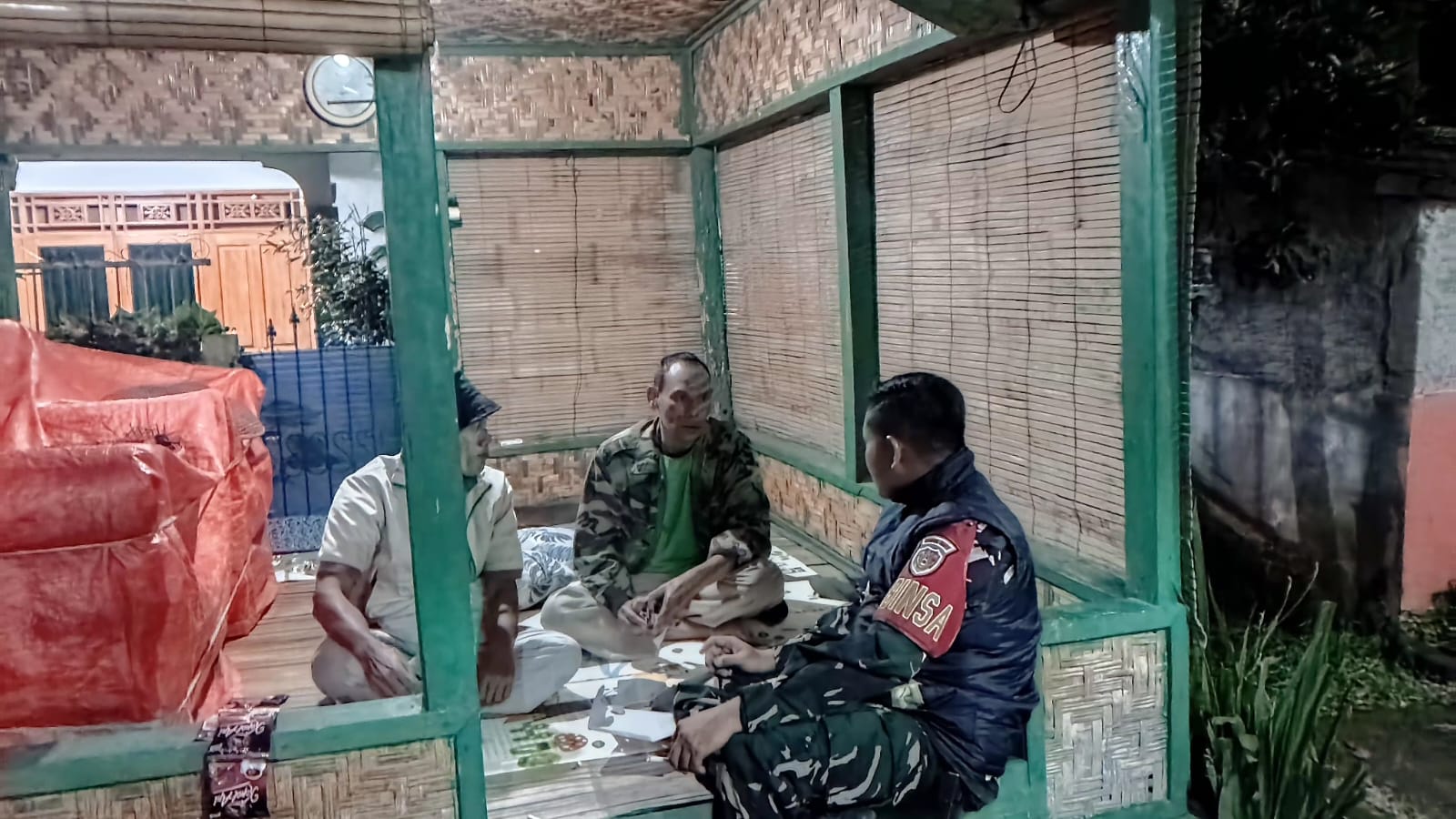 Sertu Feri Babinsa Kelurahan Gunung Puyuh Giat Komsos dan Patroli Malam Bersama Warga