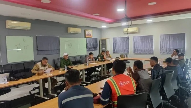 Babinsa Koramil 2208/Nyalindung Hadiri Rapat Sosialisasi Pemasangan Rambu Batas PT Semen SCG