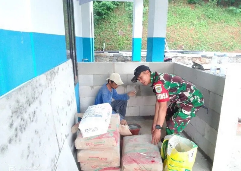 Pembenahan Dapur Mbg, Babinsa Koramil 2208/Nyalindung Laksanakan Bakti Sosial Di Desa Cijangkar