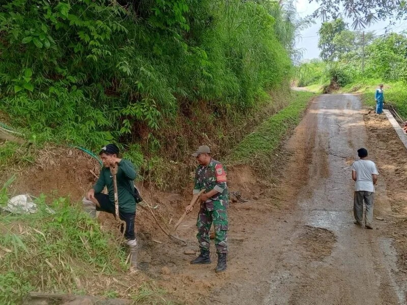 Babinsa Koramil 2211/Sagaranten Laksanakan Karyabakti Pembersihan Jalan di Desa Sindangraj