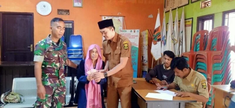 Babinsa Koramil 2212/Tegalbuleud Bersama Warga Laksanakan Karbak Perbaikan Jalan