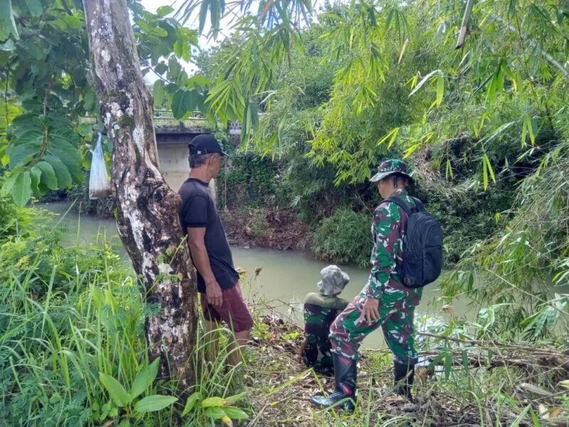 Babinsa Koramil 2215/Ciemas Cek Sumber Air Persawahan untuk Dukung Ketahanan Pangan