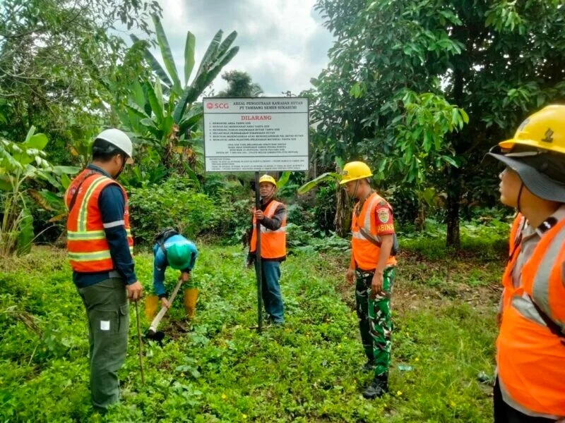 Babinsa Koramil 2208/Nyalindung Laksanakan Pendampingan Pemasangan Rambu Batas PT Semen SCG