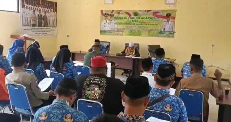 Babinsa Koramil 2209/Lengkong Hadiri Kegiatan Majlis Taklim Aparatur di Aula Kecamatan Lengkong