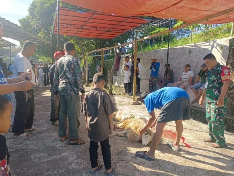 Babinsa Koramil 2206/Parakansalak Ikut Serta dalam Panitia Pemotongan Hewan Kurban