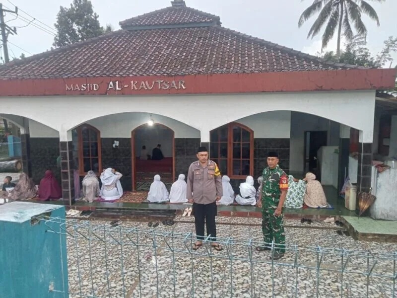 Babinsa Koramil 2215/Ciemas Laksanakan Pengamanan Sholat Idul Adha di Desa Tamanjaya