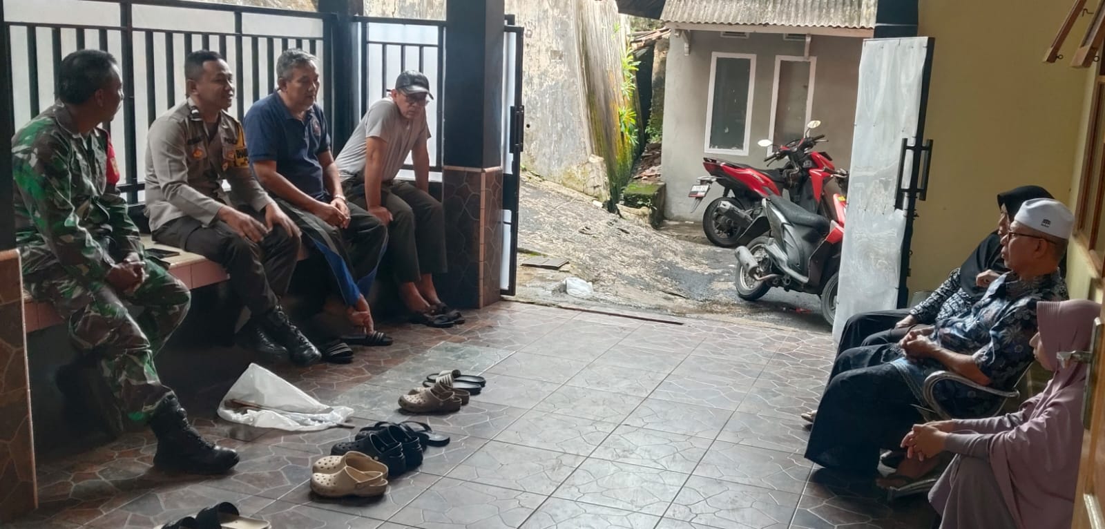 Babinsa Sriwedari Perkuat Silaturahmi dan Jaring Informasi Wilayah Melalui Komsos Bersama Warga