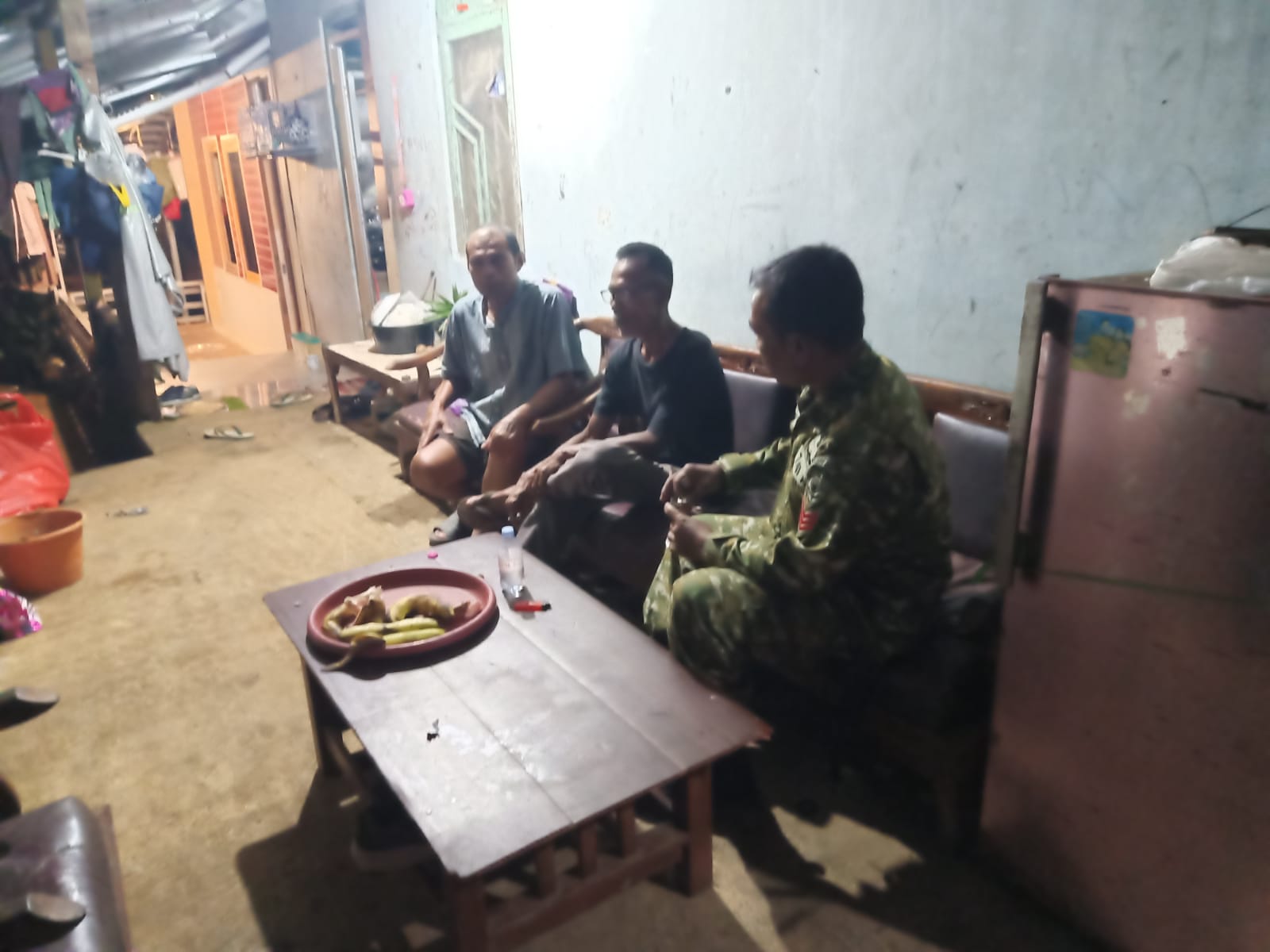 Anggota Koramil 0607-06/Gunungpuyuh Laksanakan Komsos dan Patroli Malam di Karangtengah