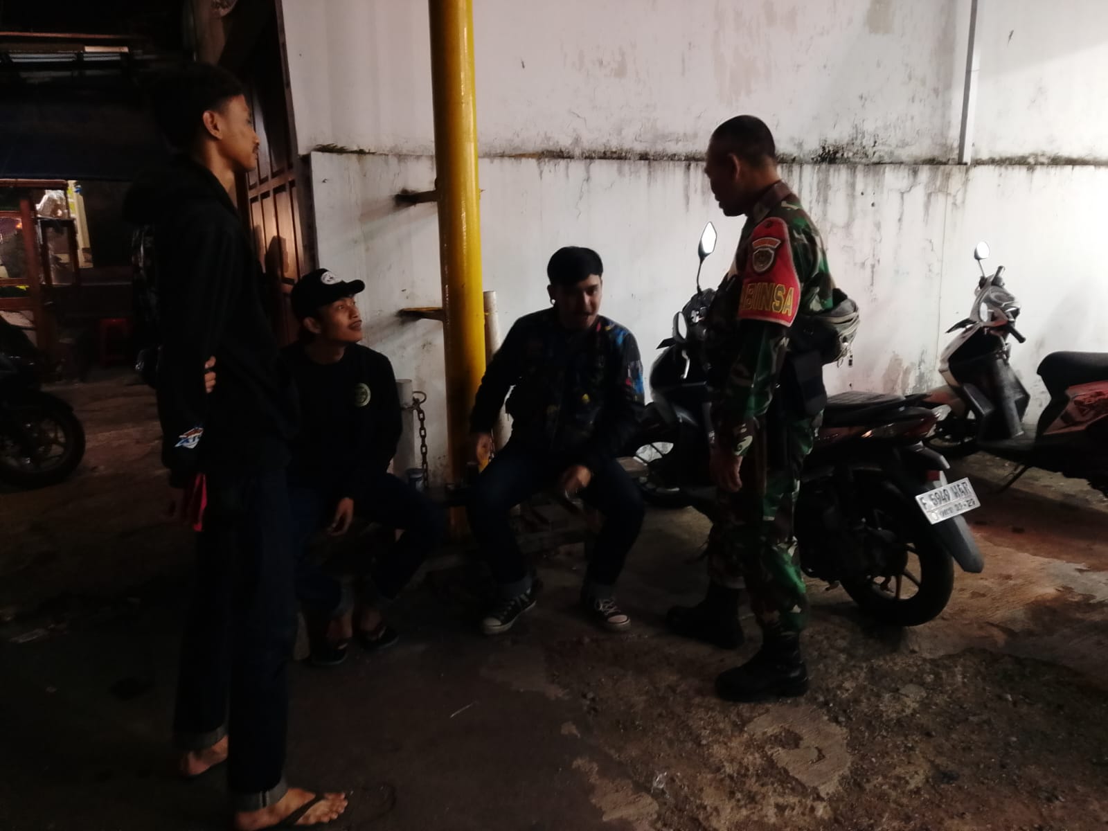 Babinsa Nyomplong Gelar Silaturahmi dan Patroli Malam, Perkuat Sinergi Keamanan Lingkungan