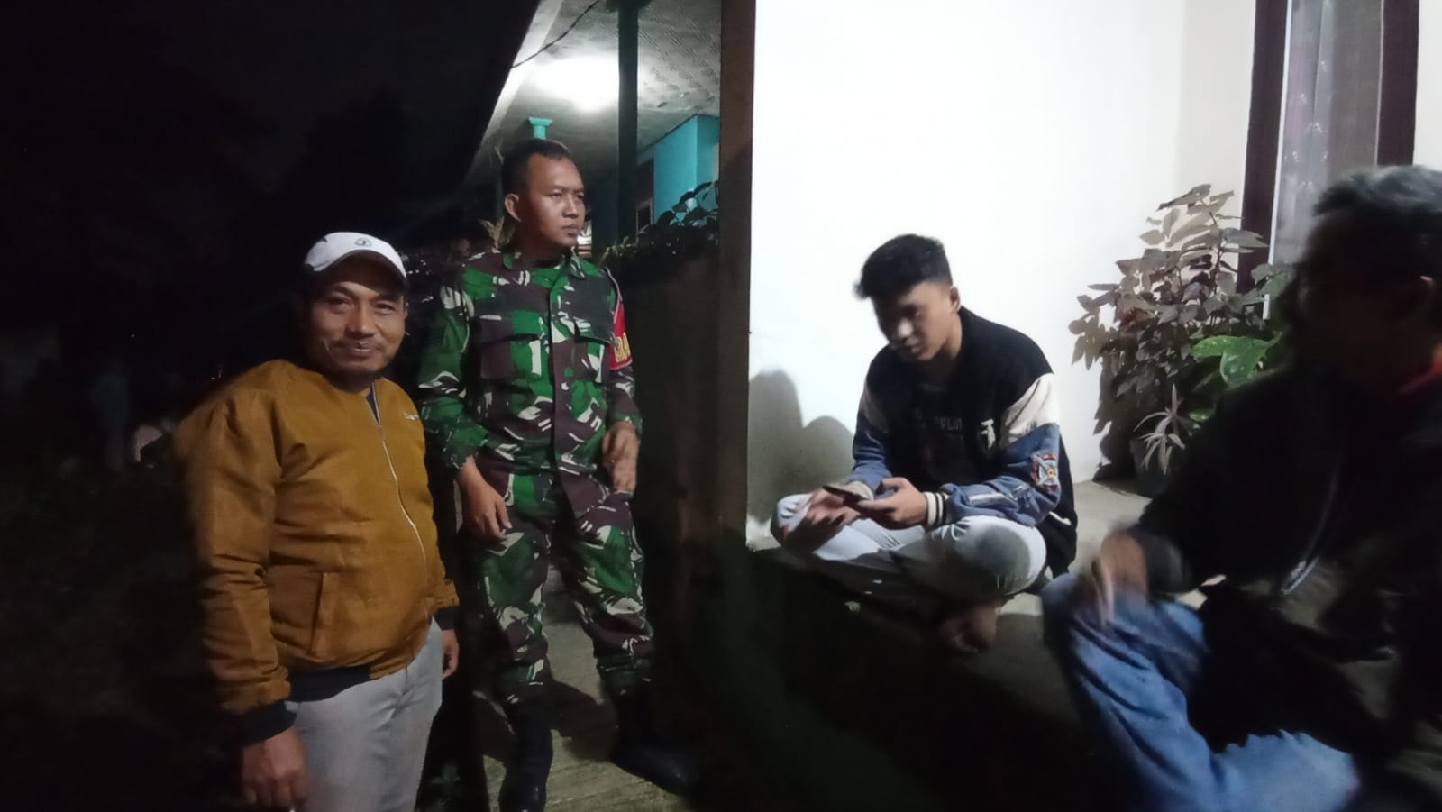 Babinsa Dayeuhluhur Koramil 0607-07/Warudoyong Tingkatkan Kewaspadaan Warga Melalui Patroli Malam dan Pengecekan Ronda