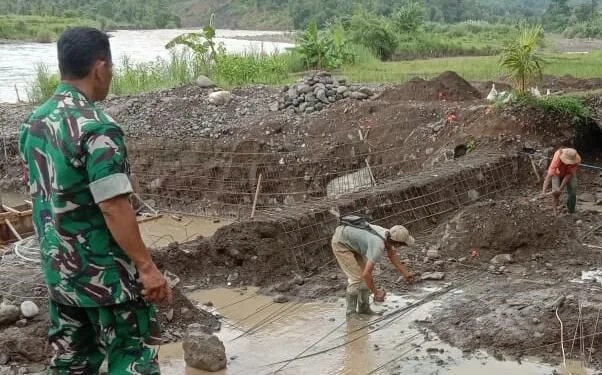 Babinsa Koramil 2202/Palabuhanratu Laksanakan Bakti Perbaikan Jalan Di Desa Mekarasih